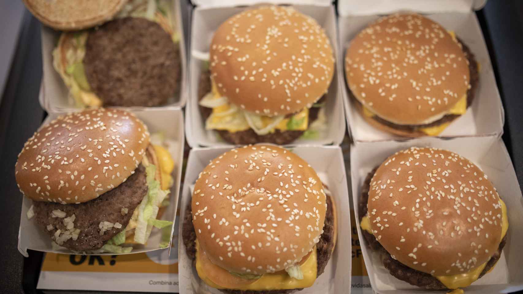 Las hamburguesas McDonald's elaborados con el antiguo método (arriba) y el nuevo (abajo).