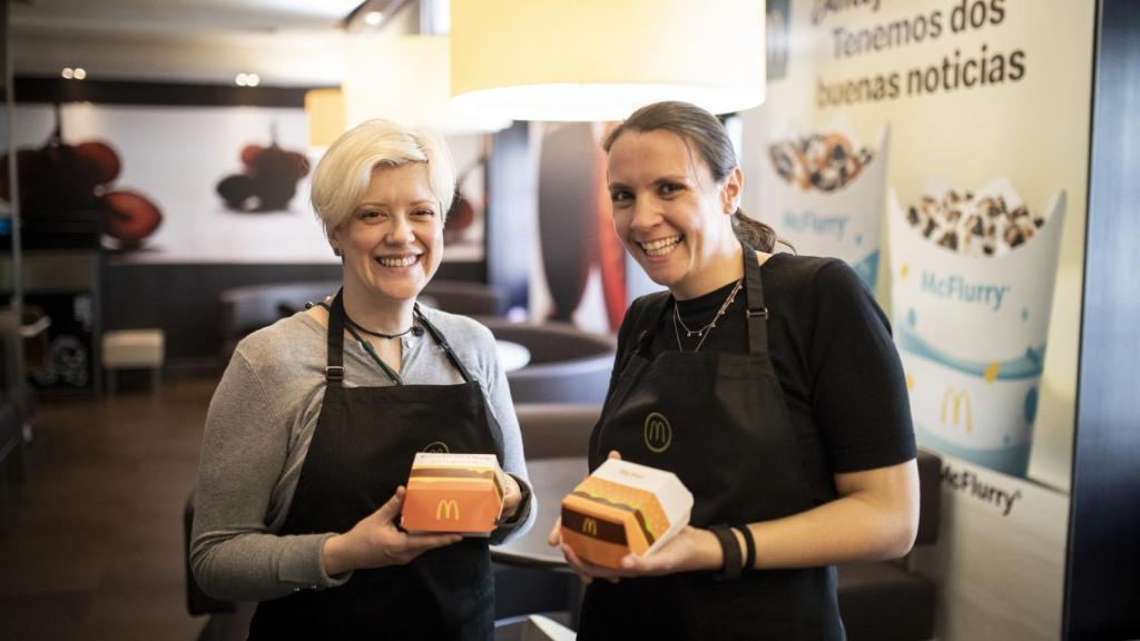 Isabel García y Pilar Martín, dos gerentes de restaurante, sujetando las nuevas hamburguesas McDonald's.