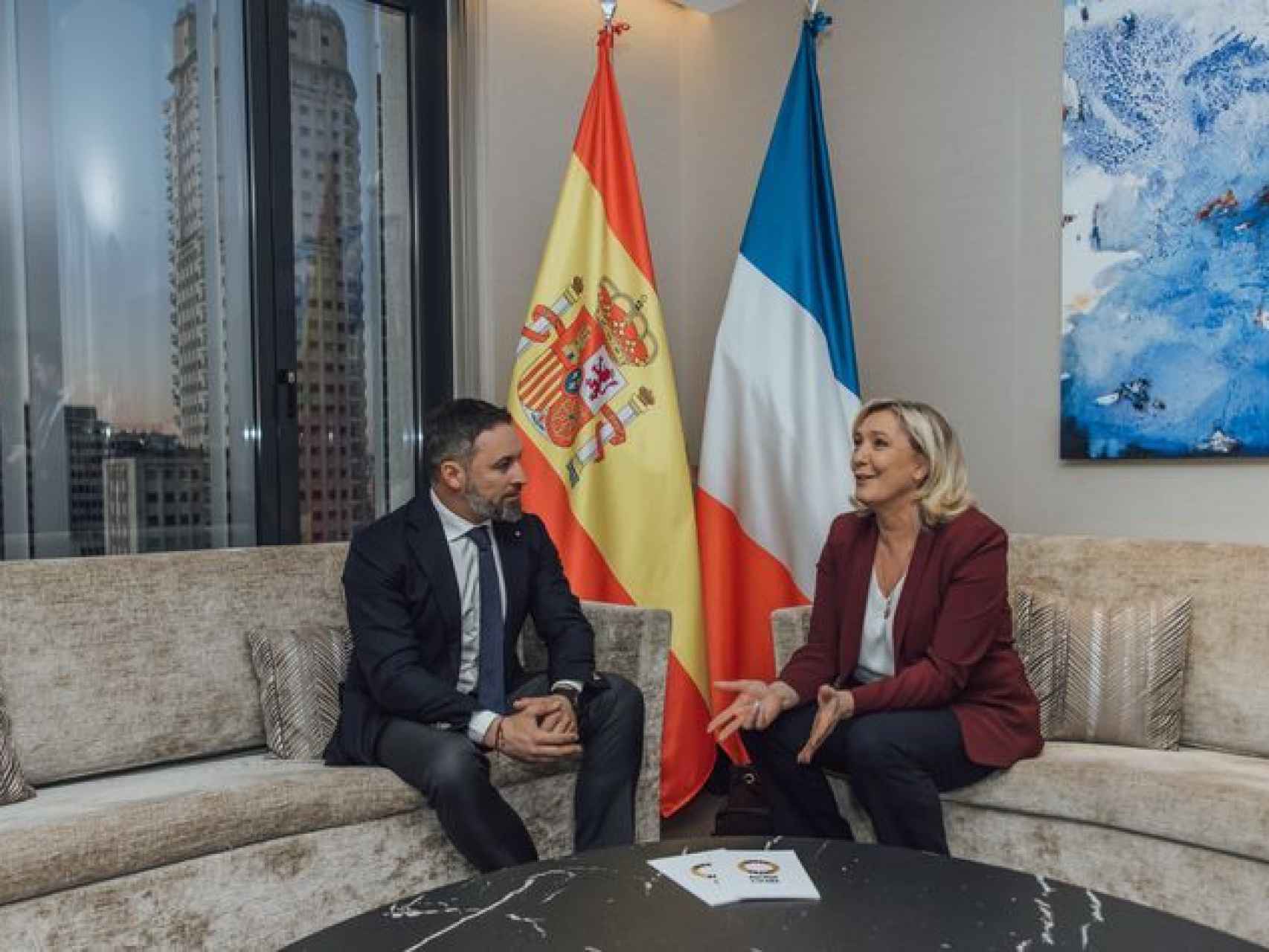 El líder de Vox, Santiago Abascal, reunido con Marine Le Pen en Madrid, el pasado 26 de enero.