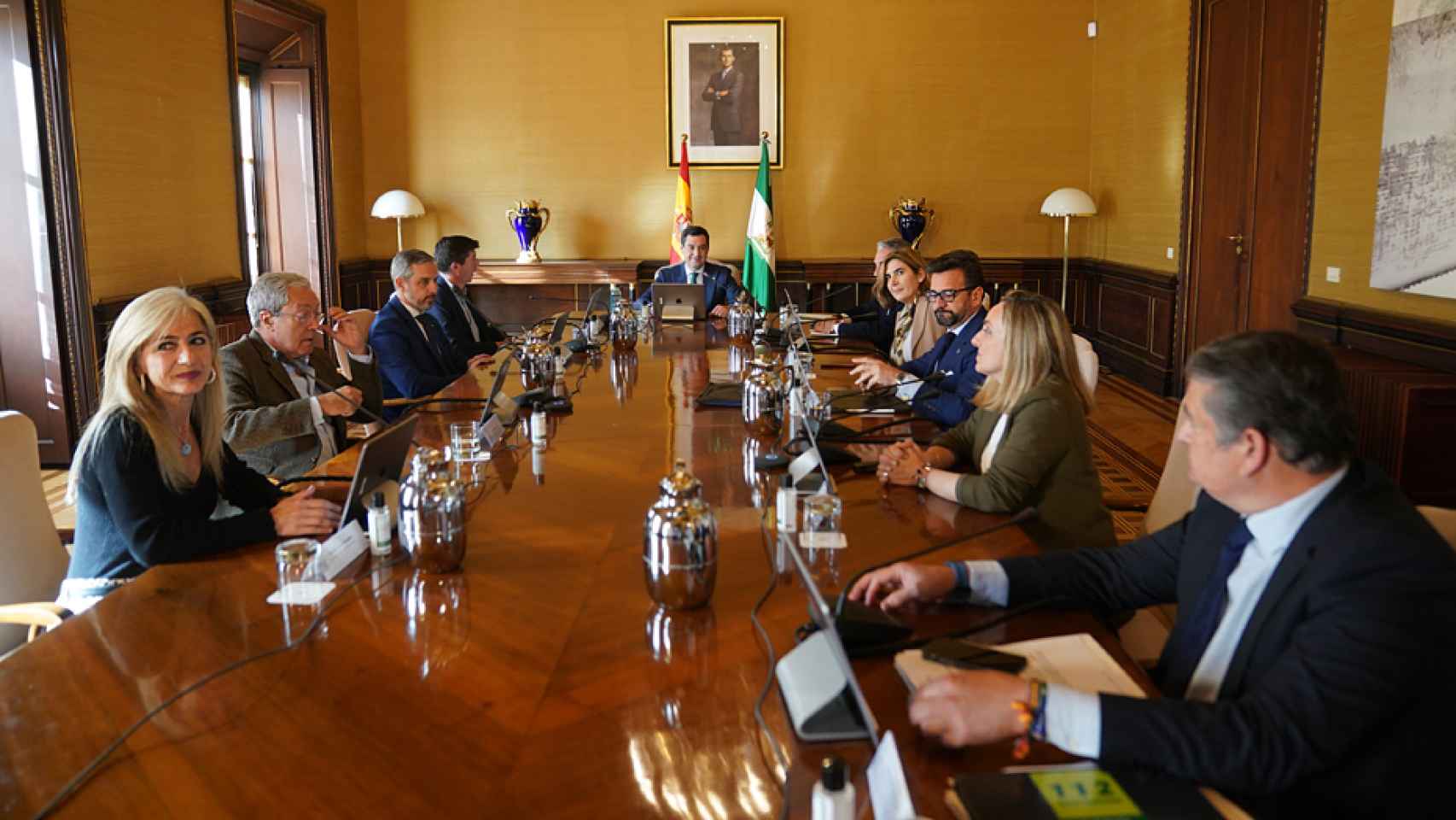 El presidente de la Junta, Juanma Moreno, se reúne con sus consejeros en el Consejo de Gobierno extraordinario.