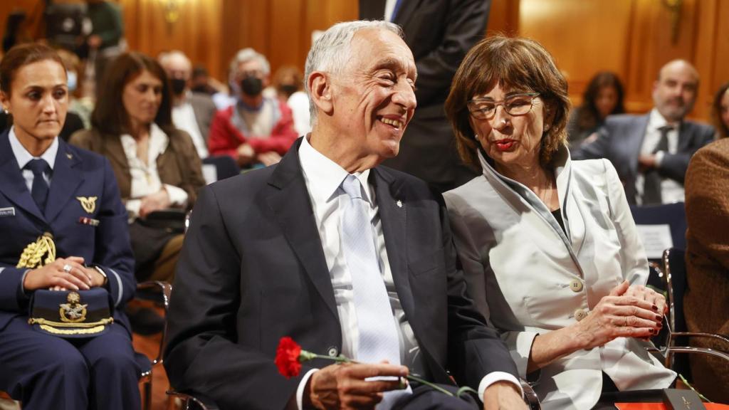 El presidente de Portugal Marcelo Rebelo de Sousa junto a Pilar del Río, viuda de José Saramago, en el salón de actos del Instituto Cervantes