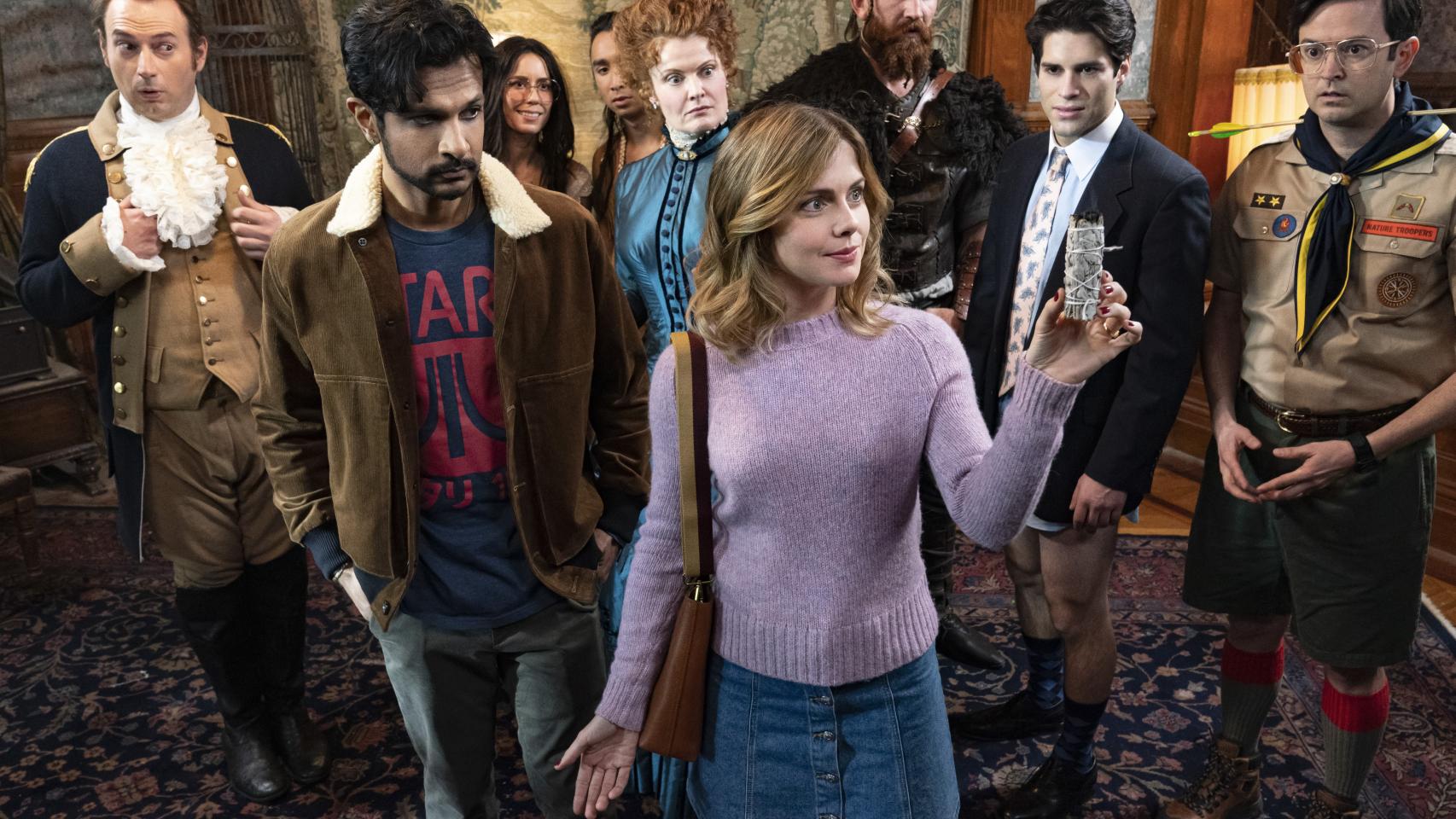 Rose McIver y Utkarsh Ambudkar protagonizan esta serie de comedia sobre una pareja que se muda a una casa plagada de fantasmas.