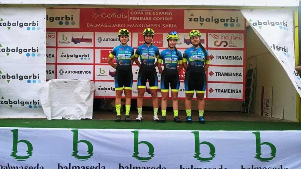 Equipo femenino de la Escuela de Ciclismo Salmantina, en Balmaseda