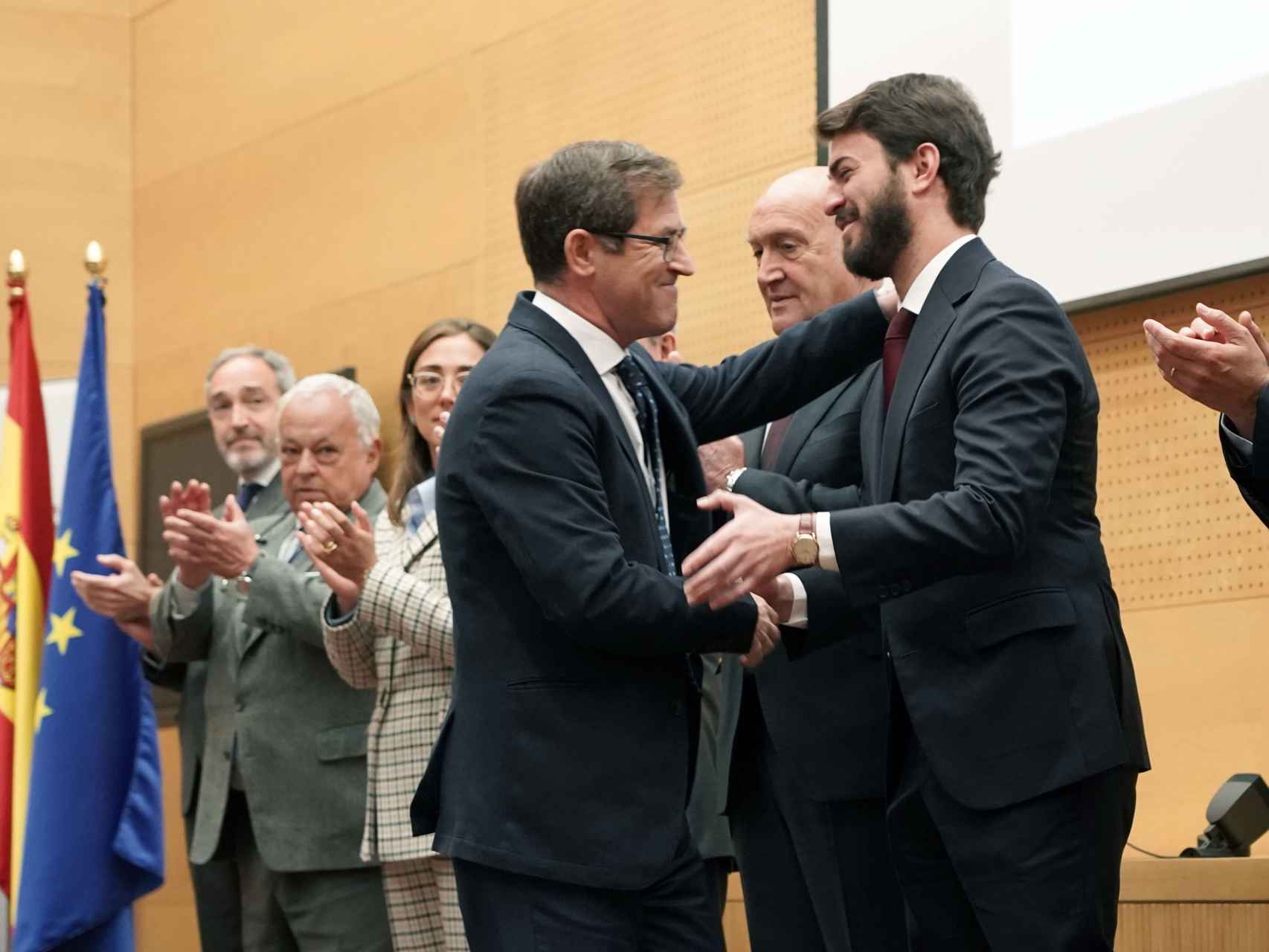 El vicepresidente de la Junta, Juan García-Gallardo, saluda al nuevo secretario general de Cultura, Carlos Fajardo, en su toma de posesión. / ICAL