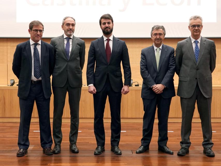 El vicepresidente de la Junta, Juan García-Gallardo, con los nuevos secretarios generales tras su toma de posesión, este lunes. / ICAL