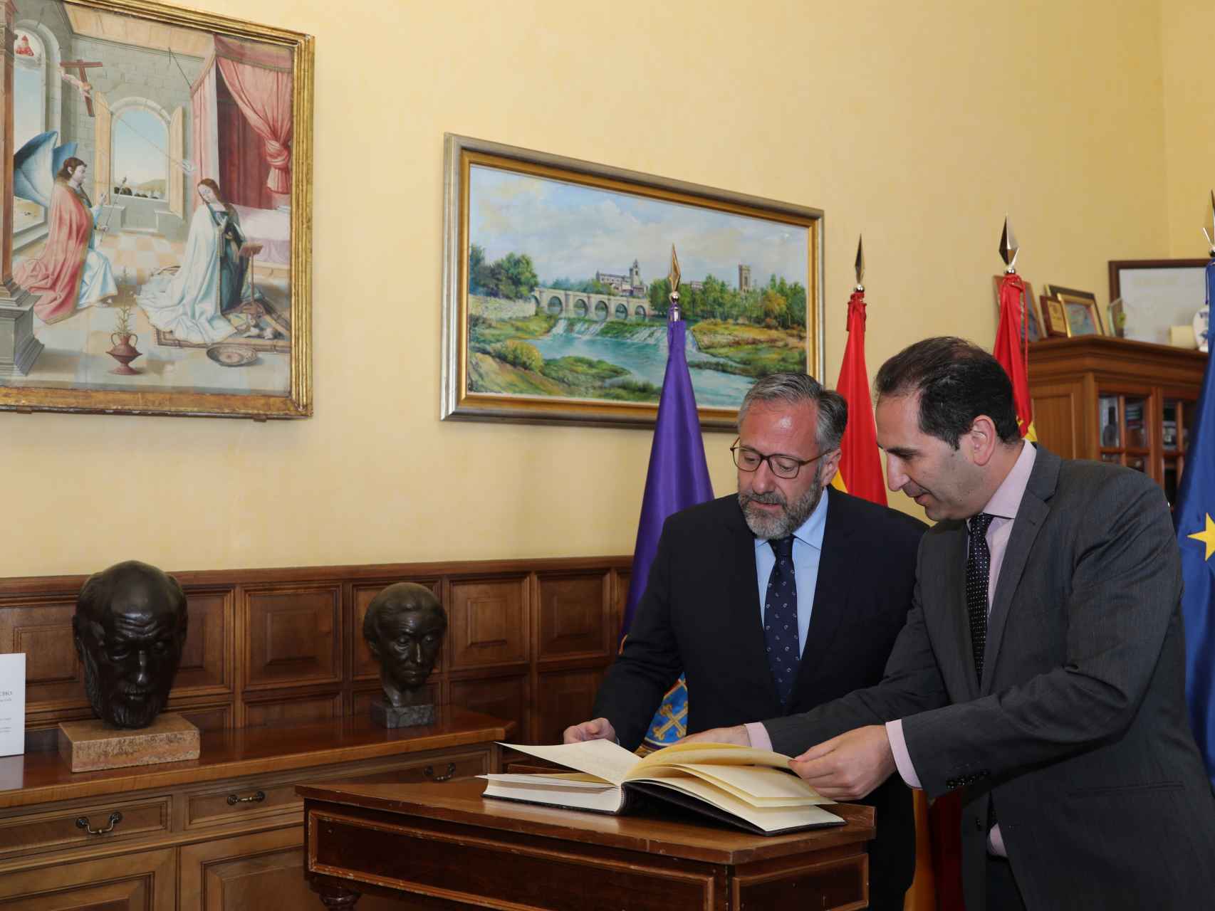 El presidente de las Cortes, Carlos Pollán, con el alcalde de Palencia, Mario Simón, este lunes en el Ayuntamiento de la ciudad. / ICAL