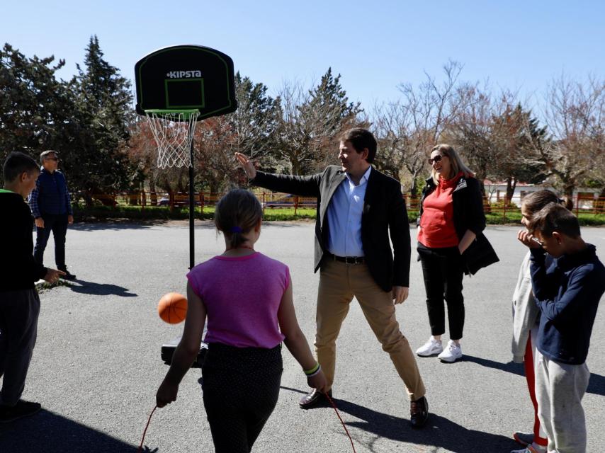 El presidente de la Junta, Alfonso Fernández Mañueco, juega con niños ucranianos acogidos en el colegio La Inmaculada de Armenteros, este lunes. / ICAL