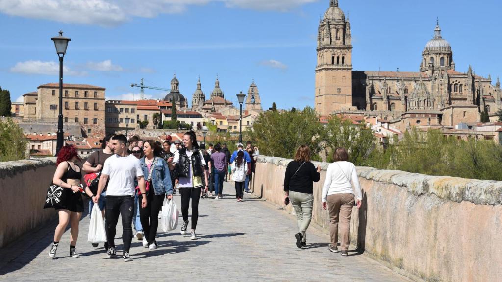 Puente Romano sobre el río Tormes y, al fondo, la Catedral, las torres de La Clerecía y la capilla de la Universidad