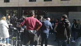 Una decena de personas se reúnen a las puertas de los juzgados de Valladolid para pedir justicia para Esther López