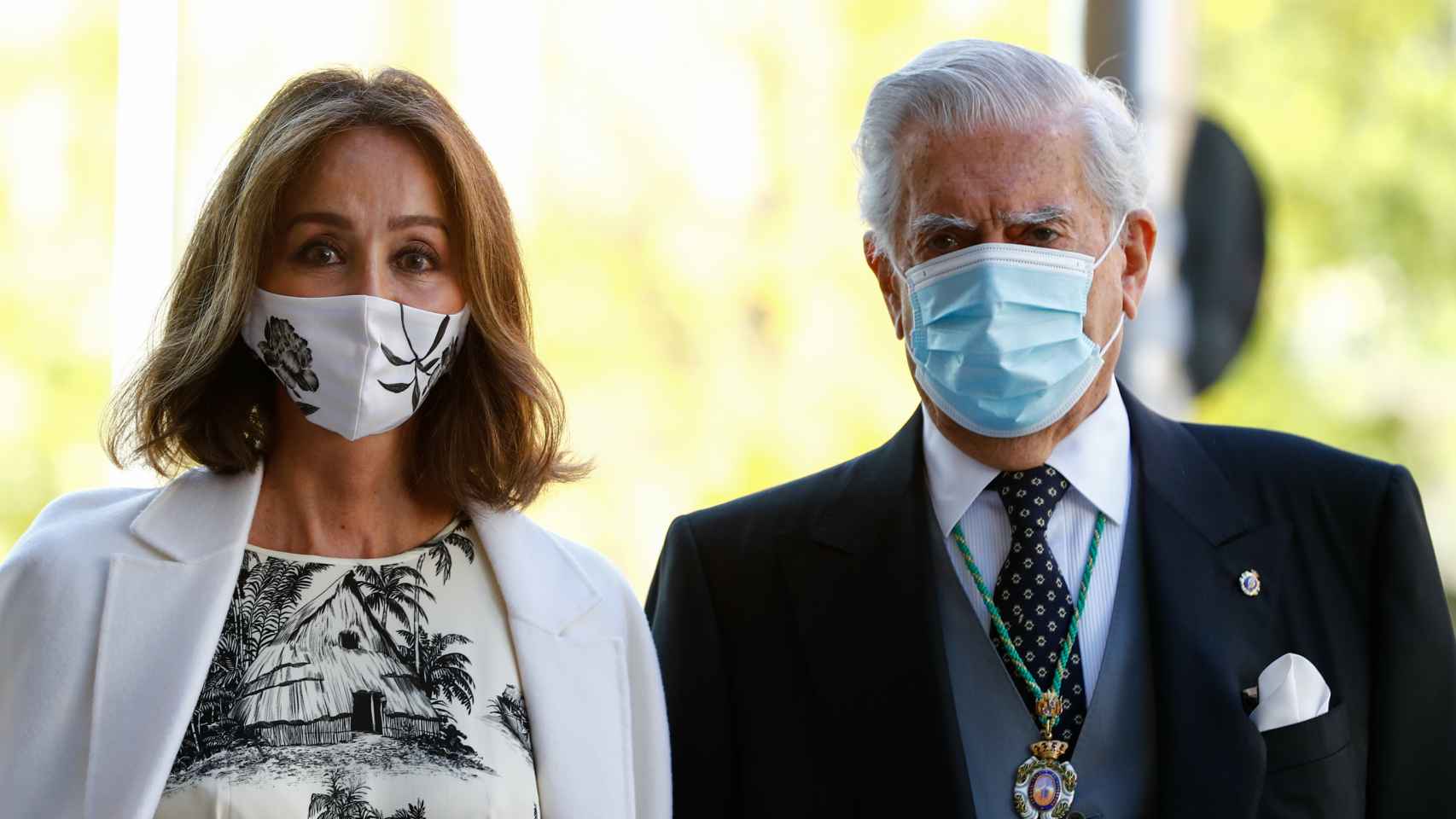 Isabel Preysler junto a su pareja sentimental, Mario Vargas Llosa, en un evento público en octubre de 2020.