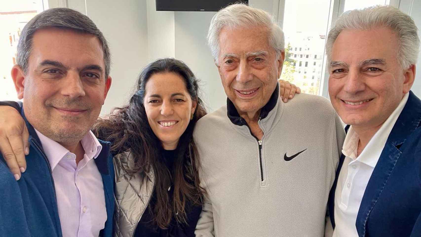Mario Vargas Llosa y sus hijos.