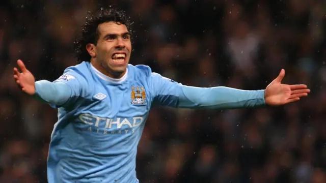 Carlos Tévez celebra un gol con el Manchester City.