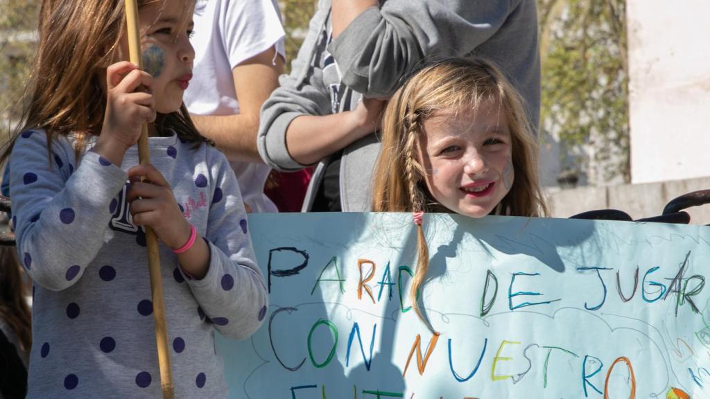 Dos niñas en una marcha organizada por 'Juventud por el clima' en Sevilla en 2019.