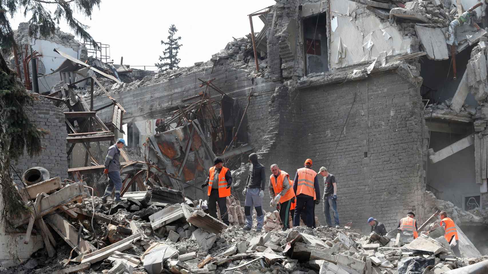 Los equipos de emergencia retiran los escombros del teatro de Mariúpol, bombardeado hace unos días.
