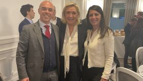 Buxadé y Olona, con Le Pen en París.
