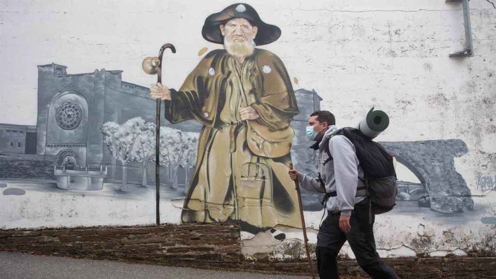 Un peregrino recorre el Camino de Santiago.