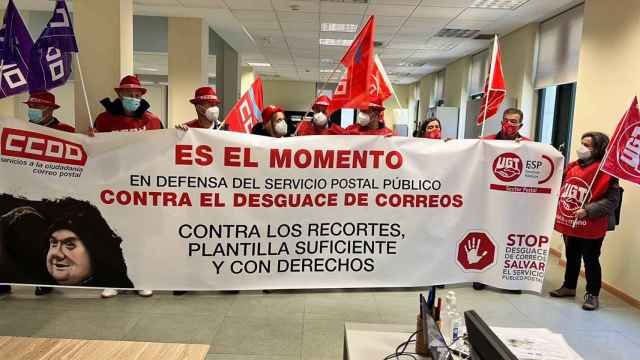 Encierro de representantes sindicales de CC.OO. y UGT en la jefatura provincial de Correos.