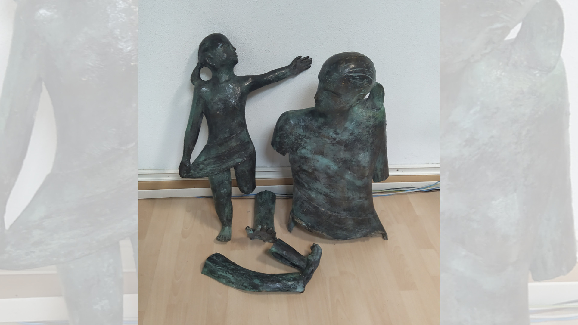 Restos de la escultura encontrado en el piso. Foto: Policía Local de Vigo