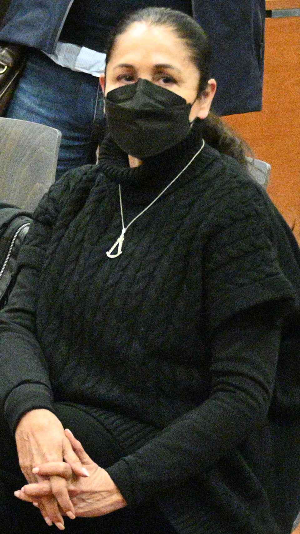 La cantante Isabel Pantoja, minutos antes de declarar ante el juez mientras los fotógrafos la graban.