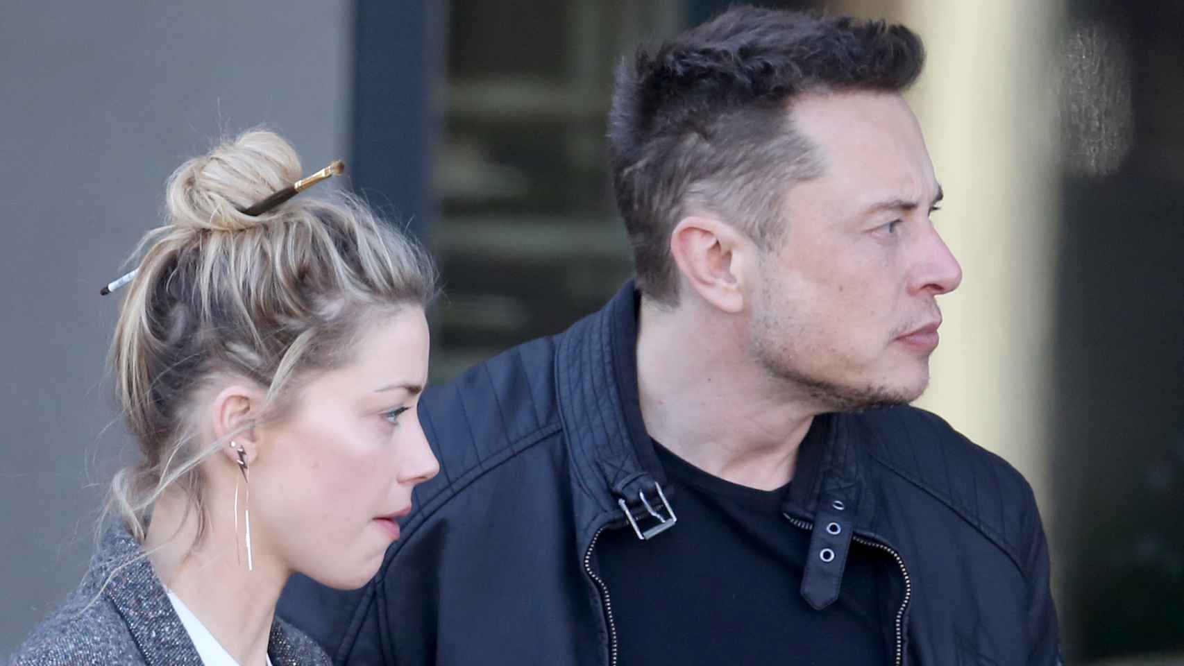 Elon Musk y Amber Heard en 2017 en las calles de Los Ángeles.