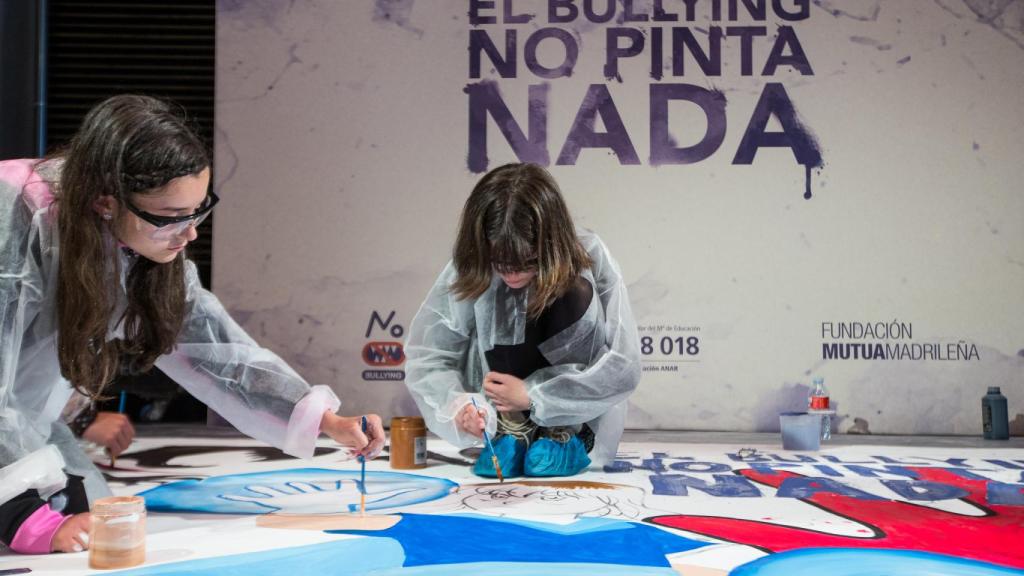 Elaboración del mural 'El Bullying No Pinta Nada'.