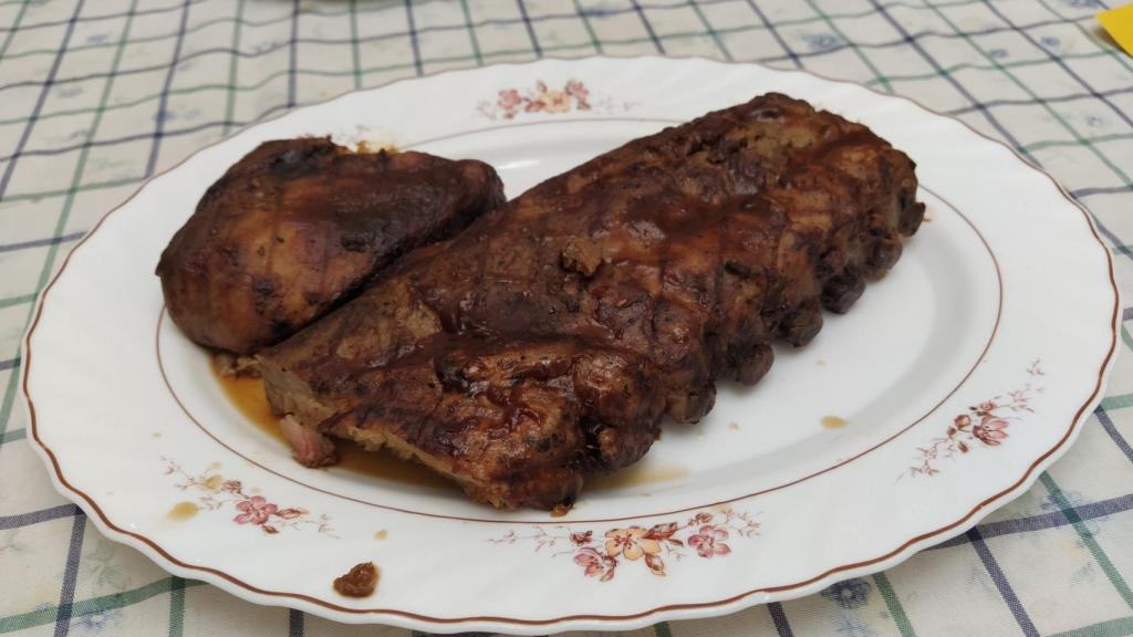 Las costillas del 'A comer!' de AhorraMas, tras ser calentadas.