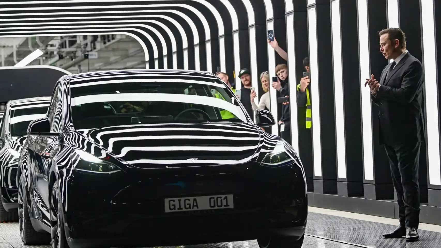 Elon Musk con su coche Tesla