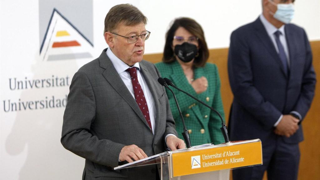 El presidente de la Generalitat, Ximo Puig, junto a la rectora de la Universidad de Alicante, Amparo Navarro, este martes.