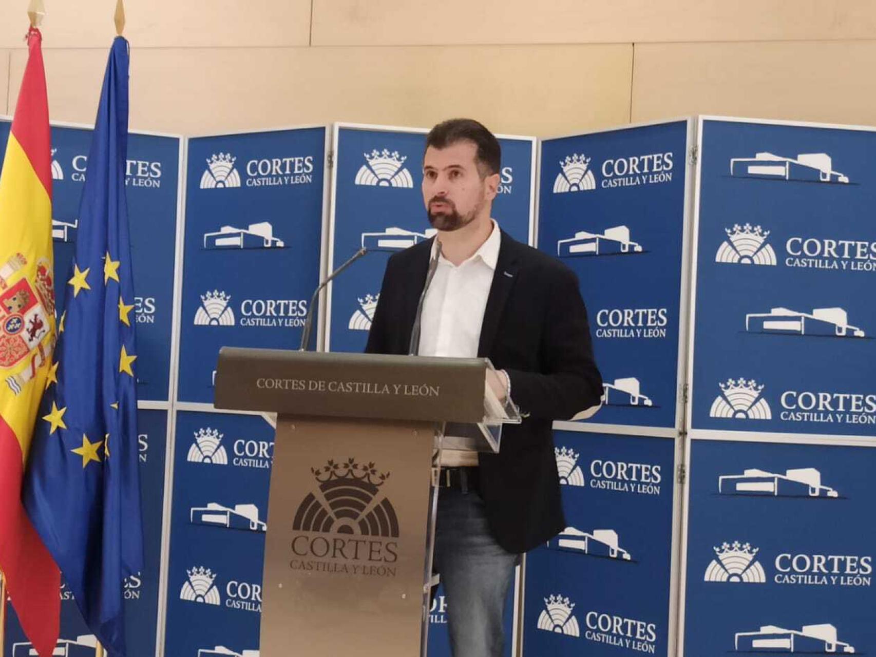 El líder del PSOE en Castilla y León, Luis Tudanca, durante la rueda de prensa ofrecida este martes en las Cortes.