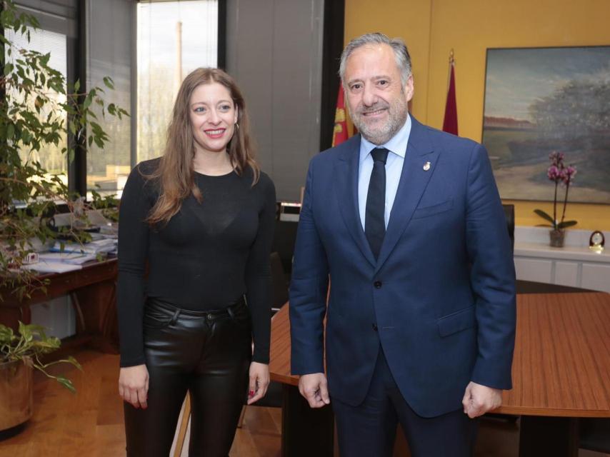 El presidente de las Cortes, Carlos Pollán, junto a la delegada territorial de la Junta en León, Ester Muñoz, este martes.