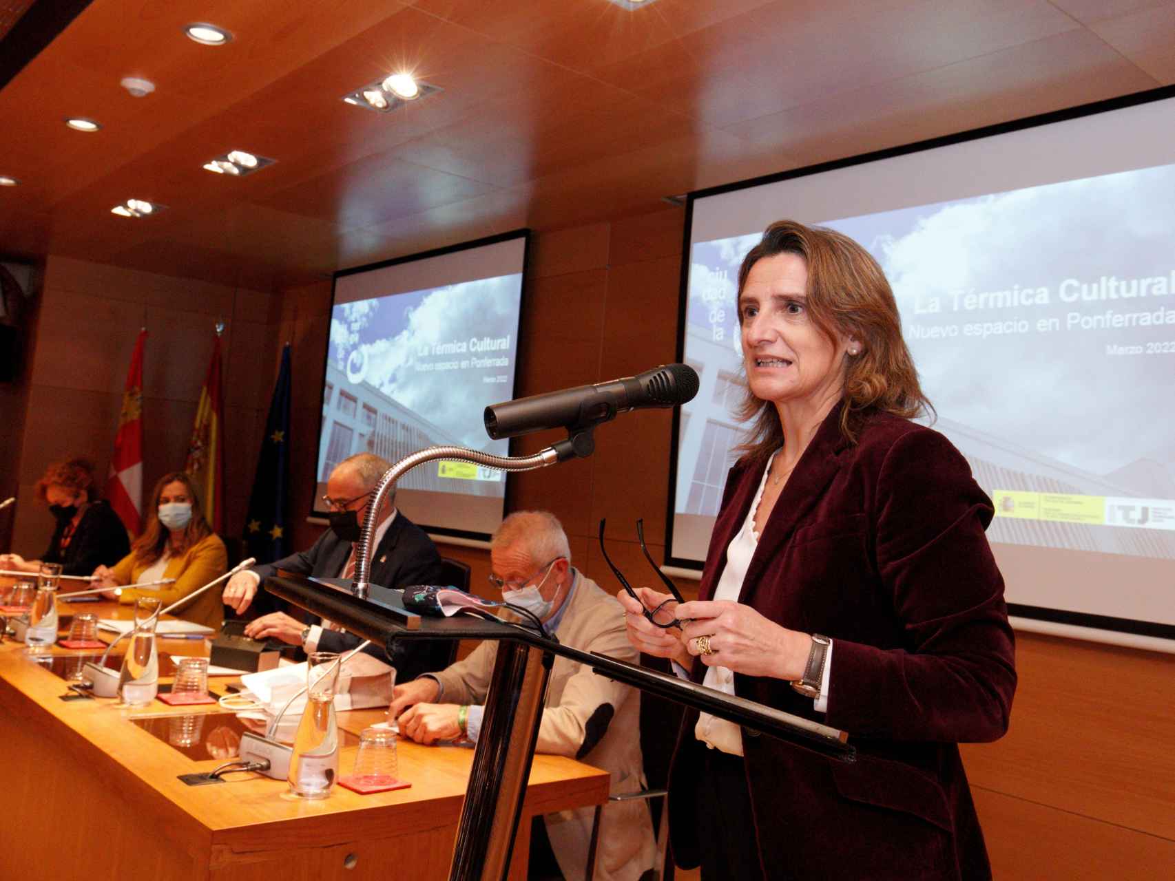 La ministra de Transición Ecológica, Teresa Ribera, durante una rueda de prensa en Ponferrada. / ICAL