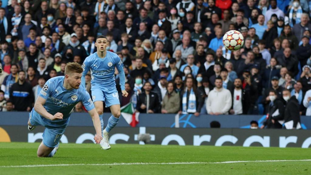 Kevin De Bruyne remata dentro del área del Real Madrid y marca gol