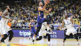 Adam Hanga realiza una entrada de canasta en un partido de Euroliga contra Maccabi