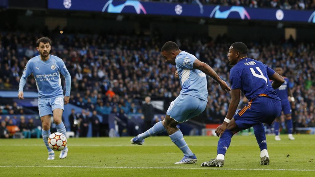 Gabriel Jesús remata un balón dentro del área del Real Madrid y marca gol