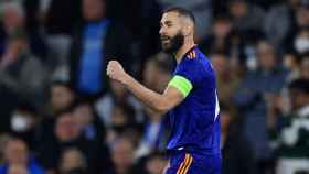 Karim Benzema celebra su gol de penalti al Manchester City