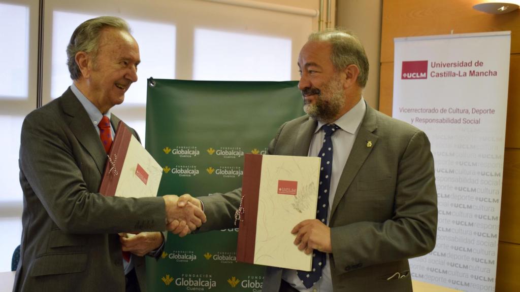 Carlos de la Sierra, a la izquierda, y José Julián Garde, a la derecha, tras la firma del convenio.