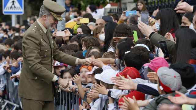 Felipe VI saluda a su llegada este martes a Sarria (Lugo) para conocer las instalaciones del cuartel de la Guardia Civil.