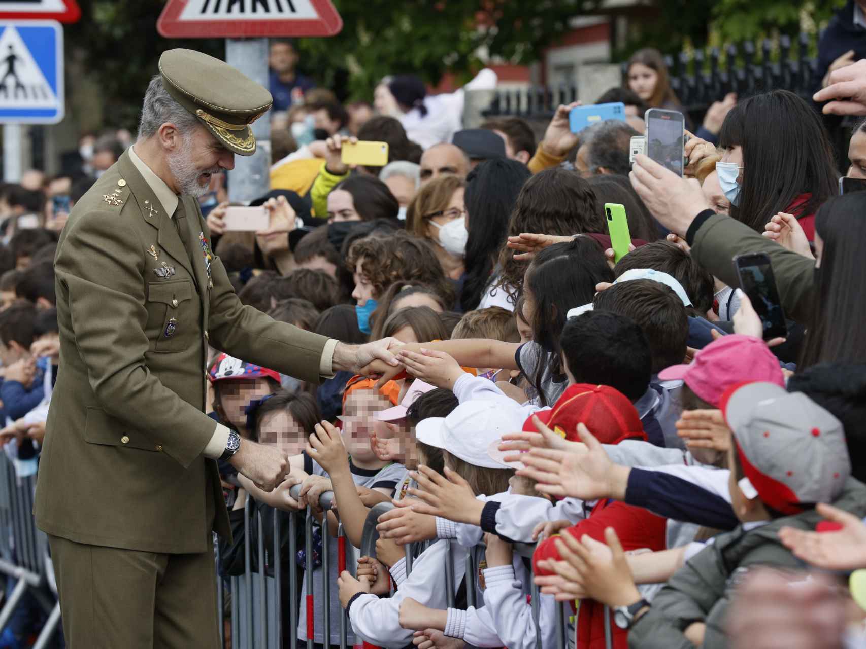 Felipe VI saluda a su llegada este martes a Sarria (Lugo) para conocer las instalaciones del cuartel de la Guardia Civil.