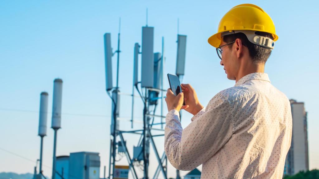 Un técnico junto a unas antenas de telefonía.