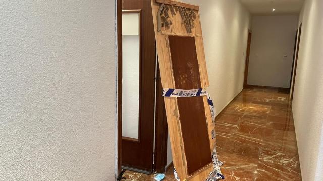 Puerta del piso al que accedieron los policías.