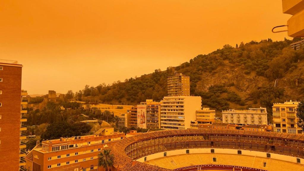 La calima hace unas semanas cubriendo Málaga.