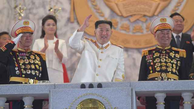 Kim Jong-un preside un desfile militar en Pionyang por el 90 aniversario del ejército de Corea del Norte.