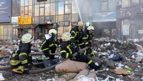 Bomberos ucranianos trabajando durante la guerra.