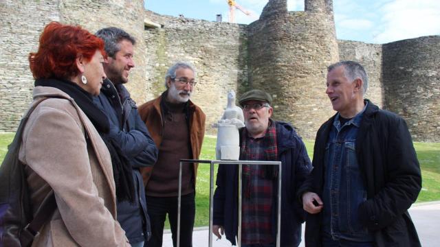 El teniente de alcalde del Concello de Lugo, Rubén Arroxo, en la presentación de la imagen de la escultura que presidirá la Praza da Mosqueira.