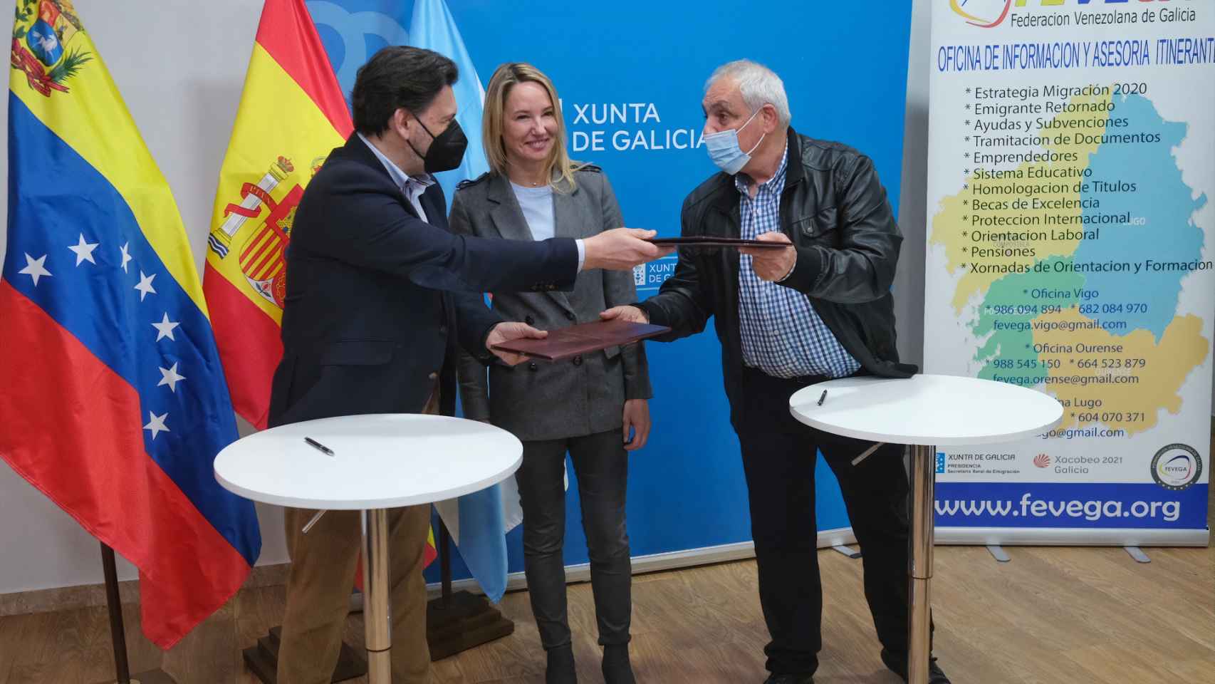 Firma del acuerdo en la sede de Fevega en Vigo.