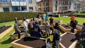 Las familias en el nuevo huerto urbano comunitario.