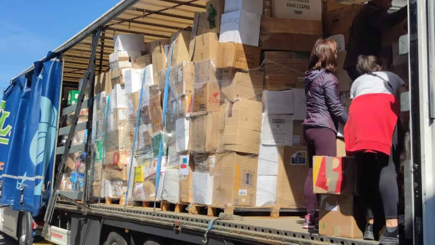 Voluntarios de AGA-Ucraína cargando el tráiler que salió ayer.