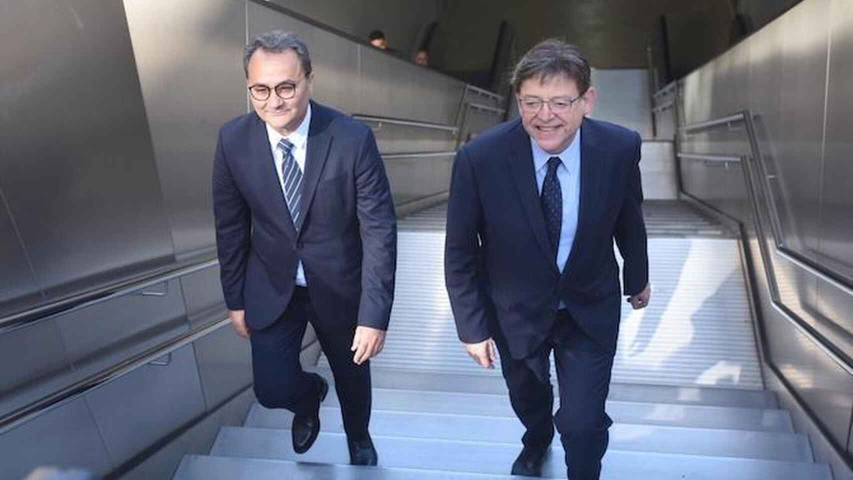 El portavoz socialista de Alicante, Francesc Sanguino, y el jefe del Consell, Ximo Puig, cuando anunciaron la conexión de Luceros con la estación.