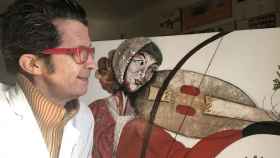Al pintor y escultor Alberto Romero ante una de sus obras.