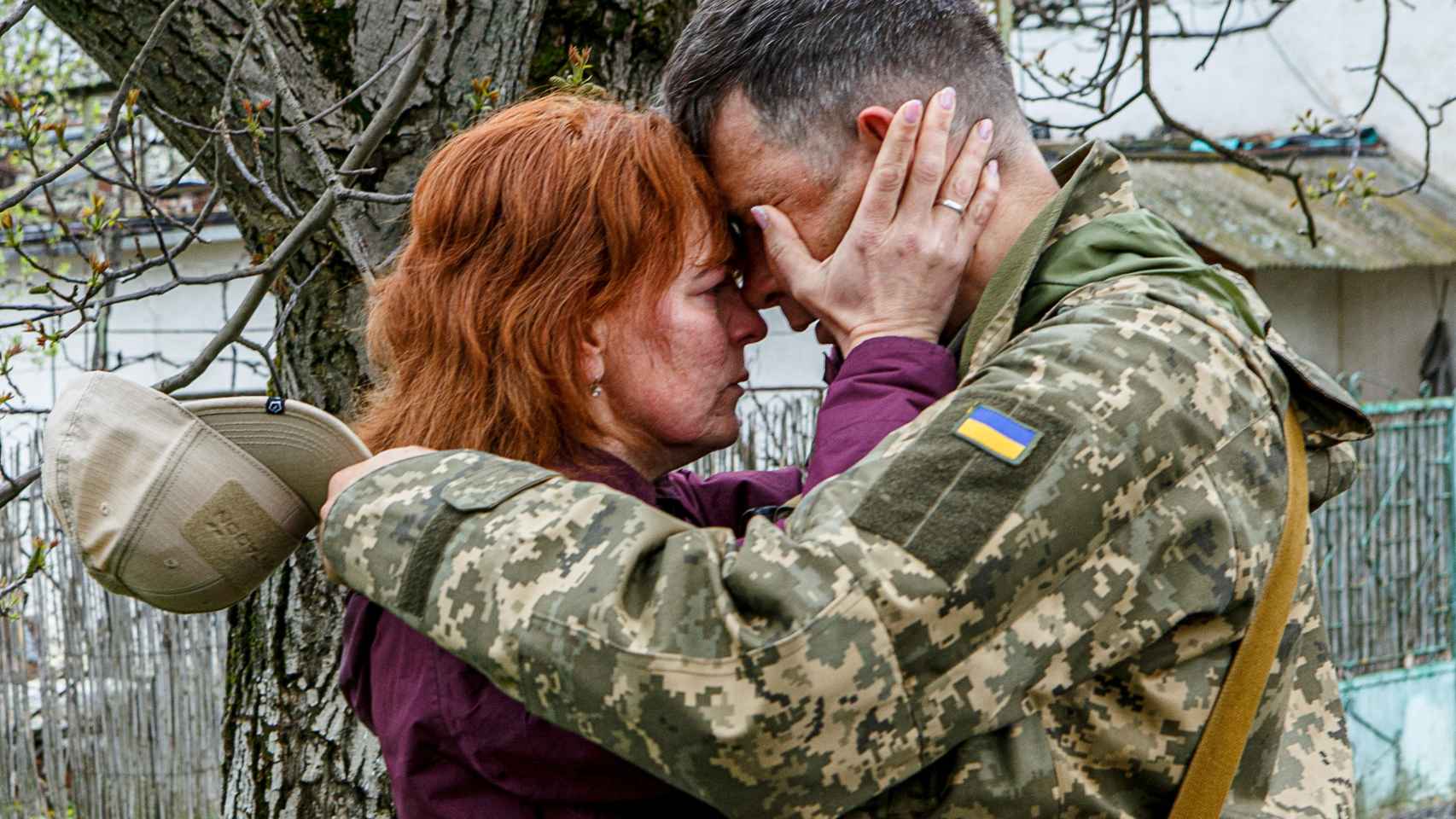 Una mujer se despide de un soldado en Ucrania.
